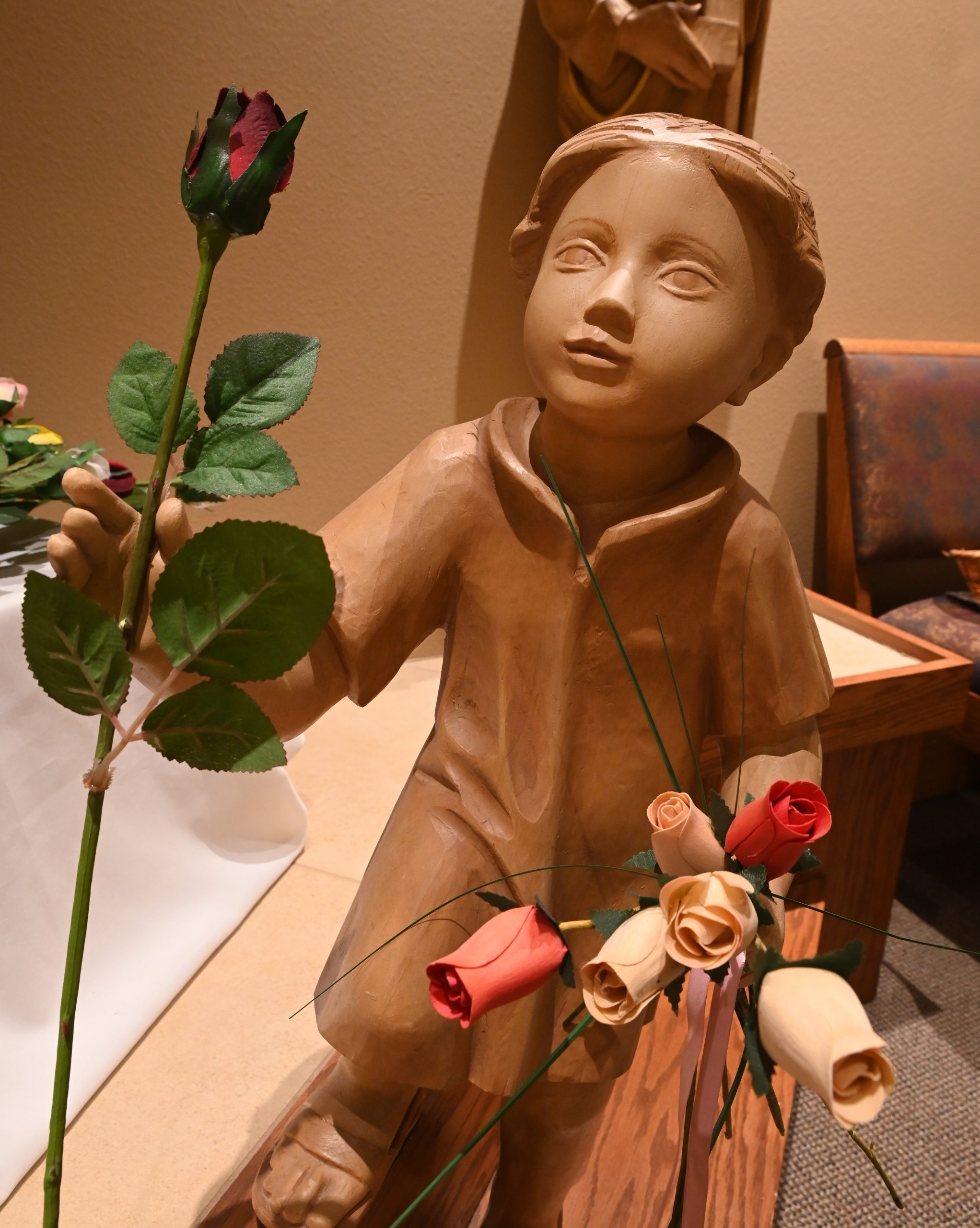 State of a child holds roses.